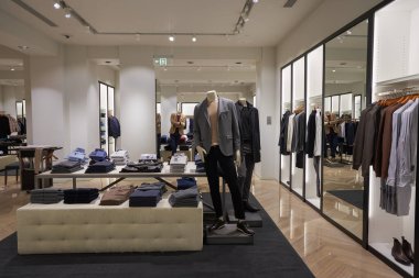 SHENZHEN, ÇİN - 22 Kasım 2019: Shenzhen 'deki Upperhill alışveriş merkezindeki Massimo Dutti mağazasının içi.