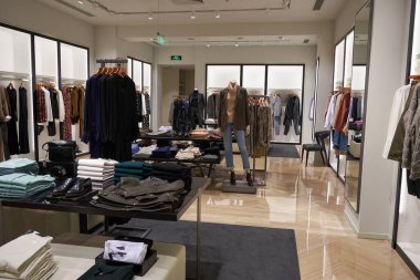 SHENZHEN, ÇİN - 22 Kasım 2019: Shenzhen 'deki Upperhill alışveriş merkezindeki Massimo Dutti mağazasının içi.