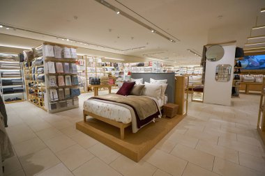 SHENZHEN, ÇİN - 22 Kasım 2019: Shenzhen 'deki Upperhill alışveriş merkezindeki Zara Home' un iç çekimleri.