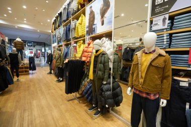 SHENZHEN, ÇİN - 22, 2019: Shenzhen 'deki Upperhill alışveriş merkezindeki Uniqlo mağazasının içi.
