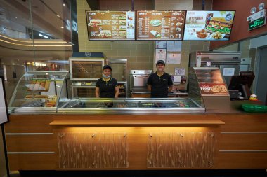 SHENZHEN, ÇİN - 22 Kasım 2019: Shenzhen 'deki Upperhill alışveriş merkezinin içinde metro.