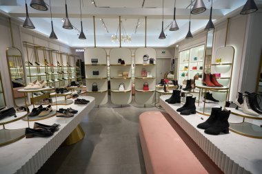 SHENZHEN, ÇİN - 22 Kasım 2019: Shenzhen 'deki Upperhill alışveriş merkezindeki Susan Mayer mağazasının içi.