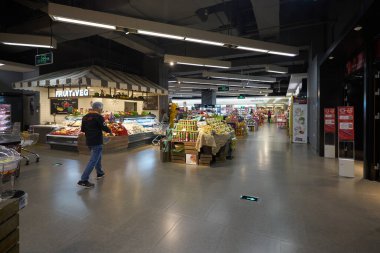 SHENZHEN, ÇİN - 22 Kasım 2019: Shenzhen 'deki UpperHills' teki Ole 'Food Hall' un iç çekimleri.