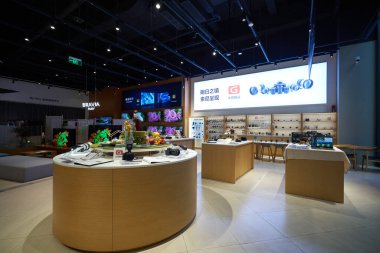 ŞENZHEN, ÇİN - 22 Kasım 2019: Shenzhen 'deki Sony mağazasında sergilenen eşyalar.