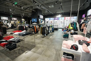 SHENZHEN, ÇİN - 22 Kasım 2019: Shenzhen 'deki UpperHills' teki Puma mağazasının iç çekimleri.