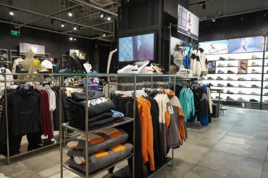 SHENZHEN, ÇİN - 22 Kasım 2019: Shenzhen 'deki UpperHills' teki Puma mağazasının iç çekimleri.