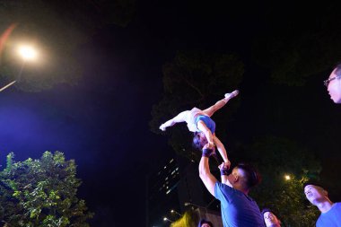 HO CHI MINH CITY, VİETNAM - 26 Mart 2023: Ho Chi Minh City 'deki Gençlik Festivali 2023' te akrobatik performans.