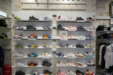 SHENZHEN, ÇİN - 22 Kasım 2019: Shenzhen 'deki UpperHills' teki Puma mağazasında ayakkabılar sergileniyor.