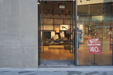 SHENZHEN, ÇİN - 22 Kasım 2019: Shenzhen 'deki UpperHills' teki Nike mağazasına giriş.