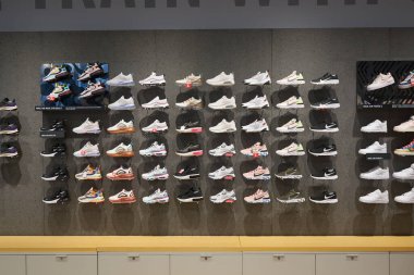 SHENZHEN, ÇİN - 22 Kasım 2019: Shenzhen 'deki UpperHills' teki Nike mağazasında ayakkabılar sergileniyor.