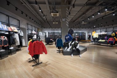 SHENZHEN, ÇİN - 22 Kasım 2019: Shenzhen 'deki UpperHills' teki Nike mağazasının iç çekimleri.