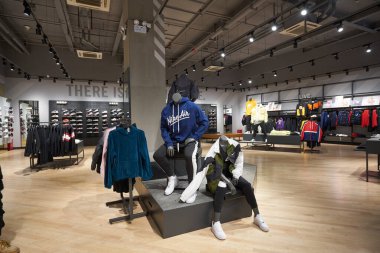 SHENZHEN, ÇİN - 22 Kasım 2019: Shenzhen 'deki UpperHills' teki Nike mağazasında giyilen mankenler sergileniyor.