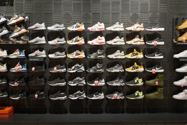SHENZHEN, ÇİN - 22 Kasım 2019: Shenzhen 'deki UpperHills' teki Nike mağazasında ayakkabılar sergileniyor.