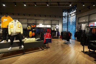 SHENZHEN, ÇİN - 22 Kasım 2019: Shenzhen 'deki UpperHills' teki Nike mağazasının iç çekimleri.