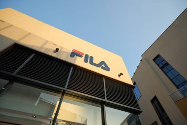 SHENZHEN, ÇİN - 22 Kasım 2019: Shenzhen 'deki UpperHills' teki Fila mağazası. Fila Güney Kore 'ye ait bir spor markasıdır..