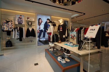 SHENZHEN, ÇİN - 22 Kasım 2019: Shenzhen 'deki UpperHills' teki Fila mağazasının içi. Fila Güney Kore 'ye ait bir spor markasıdır..