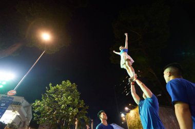 HO CHI MINH CITY, VİETNAM - 26 Mart 2023: Ho Chi Minh City 'deki Gençlik Festivali 2023' te akrobatik performans.