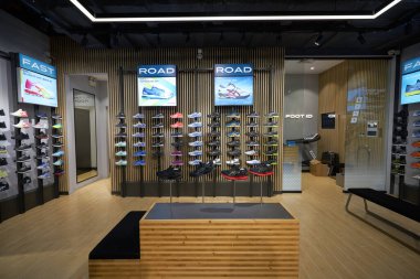 SHENZHEN, ÇİN - 22 Kasım 2019: Shenzhen 'deki UpperHills' teki Asics mağazasının iç çekimleri. Asics, spor kıyafetleri üreten çok uluslu bir Japon şirketidir..