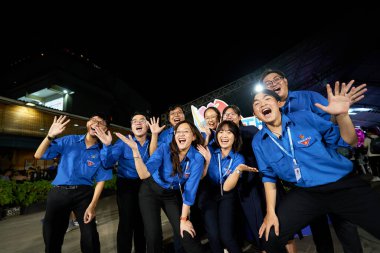 HO CHI MINH CITY, VİETNAM - 26 Mart 2023: Ho Chi Minh City 'deki 2023 Gençlik Festivali sırasında fotoğraf için poz veren bir grup insan.