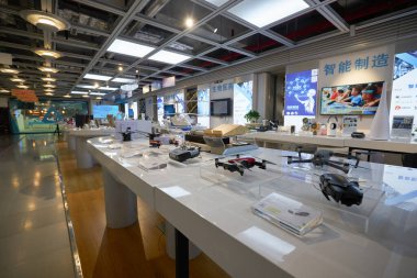 SHENZHEN, ÇİN - 22, 2019: Shenzhen 'deki UpperHill' deki Çin Uluslararası Tüketici Elektronik Borsası / Sergi Merkezi (CEEC) bünyesinde çeşitli insansız hava araçları sergileniyor.