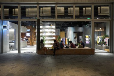 SHENZHEN, ÇİN - 22 Kasım 2019: DOE Shenzhen 'deki UpperHills' te mağaza önü.