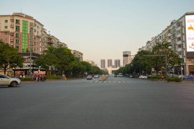 ŞENZHEN, ÇİN - 24 Kasım 2019: Alacakaranlıktaki Shenzhen sokak manzarası.