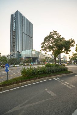 ŞENZHEN, ÇİN - 24 Kasım 2019: Alacakaranlıktaki Shenzhen sokak manzarası.