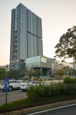 ŞENZHEN, ÇİN - 24 Kasım 2019: Alacakaranlıktaki Shenzhen sokak manzarası.
