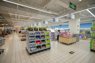 SHENZHEN, ÇİN - 24 Kasım 2019: Shenzhen, Çin 'deki Walmart' ın iç çekimleri.