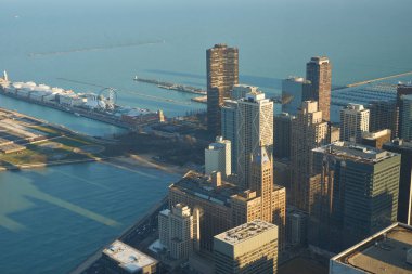 Chicago, IL - CIRCA MARCH, 2016: Chicago 'daki John Hancock Merkezi' nden görüldüğü üzere Donanma İskelesi. Chicago, Amerika Birleşik Devletleri 'nde büyük bir şehirdir..