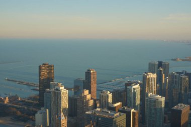 Chicago, IL - CIRCA MARCH, 2016: John Hancock Merkezi 'nden Chicago manzarası. Chicago, Amerika Birleşik Devletleri 'nde büyük bir şehirdir..