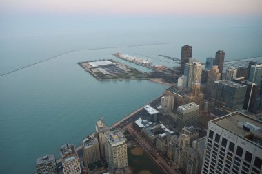 Chicago, IL - CIRCA MARCH, 2016: Chicago 'daki John Hancock Merkezi' nden görüldüğü üzere Donanma İskelesi. Chicago, Amerika Birleşik Devletleri 'nde büyük bir şehirdir..