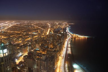 Chicago, IL - CIRCA MARCH, 2016: John Hancock Merkezi 'nden Chicago manzarası. Chicago, Amerika Birleşik Devletleri 'nde büyük bir şehirdir..