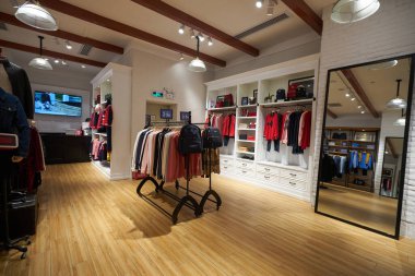 SHENZHEN, ÇİN - 29 Kasım 2019: Shenzhen Vanke Plaza alışveriş merkezindeki Tommy Hilfiger mağazasında çeşitli giysiler sergileniyor.