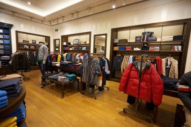SHENZHEN, ÇİN - 29 Kasım 2019: Shenzhen Vanke Plaza alışveriş merkezindeki Tommy Hilfiger mağazasında çeşitli giysiler sergileniyor.
