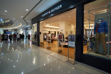 SHENZHEN, ÇİN - 29 Kasım 2019: Shenzhen Vanke Plaza alışveriş merkezindeki Tommy Hilfiger mağazasına giriş.