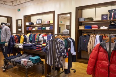 SHENZHEN, ÇİN - 29 Kasım 2019: Shenzhen Vanke Plaza alışveriş merkezindeki Tommy Hilfiger mağazasında çeşitli giysiler sergileniyor.