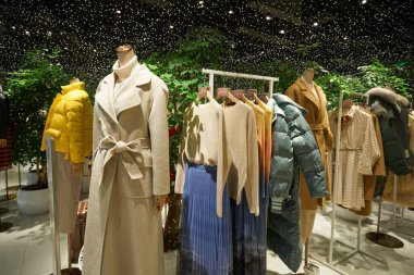 SHENZHEN, ÇİN - 29 Kasım 2019: Shenzhen Vanke Plaza alışveriş merkezindeki Gloria mağazasında giysi sergileniyor.