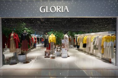 SHENZHEN, ÇİN - 29 Kasım 2019: Shenzhen Vanke Plaza alışveriş merkezindeki Gloria mağazasında giysi sergileniyor.