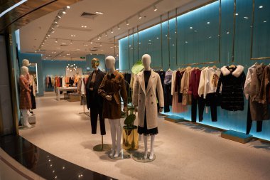 SHENZHEN, ÇİN - 29 Kasım 2019: Shenzhen Vanke Plaza alışveriş merkezindeki Co.One mağazasında kadın kıyafetleri giyen mankenler, Longgang semtinin şehir merkezindeki lüks kompleksi.