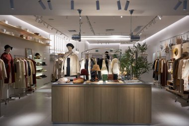 SHENZHEN, ÇİN - 29 Kasım 2019: Shenzhen Vanke Plaza alışveriş merkezindeki MSLAN mağazasında çeşitli giysiler sergileniyor.