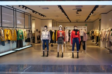 SHENZHEN, ÇİN - 29 Kasım 2019: Shenzhen Vanke Plaza alışveriş merkezindeki Peacebird mağazasında kadın kıyafetleri giyen mankenler, Longgang 'ın şehir merkezindeki lüks kompleksi.