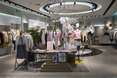 SHENZHEN, ÇİN - 29 Kasım 2019: Shenzhen Vanke Plaza alışveriş merkezindeki Hopeshow mağazasında giysi sergileniyor..