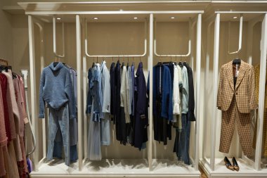 SHENZHEN, ÇİN - 29 Kasım 2019: Shenzhen Vanke Plaza alışveriş merkezindeki A / E mağazasında giysi sergileniyor, Longgang ilçesinin merkezindeki lüks bir tesis..