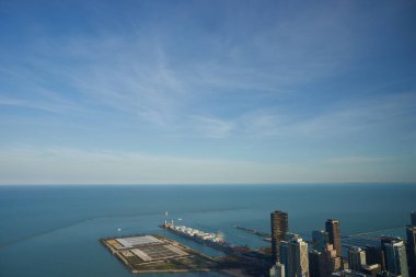 Chicago, IL - CIRCA MARCH, 2016: Chicago 'daki John Hancock Merkezi' nden görüldüğü üzere Donanma İskelesi. Chicago, Amerika Birleşik Devletleri 'nde büyük bir şehirdir..