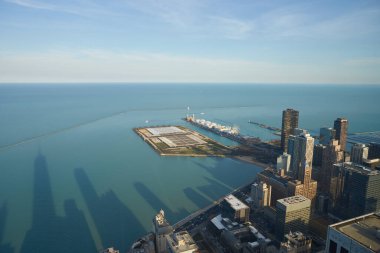 Chicago, IL - CIRCA MARCH, 2016: Chicago 'daki John Hancock Merkezi' nden görüldüğü üzere Donanma İskelesi. Chicago, Amerika Birleşik Devletleri 'nde büyük bir şehirdir..