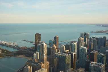 Chicago, IL - CIRCA MARCH, 2016: Chicago 'daki John Hancock Merkezi' nden görüldüğü üzere Donanma İskelesi. Chicago, Amerika Birleşik Devletleri 'nde büyük bir şehirdir..