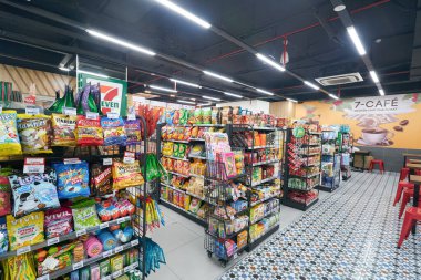 HO CHI MINH ŞEHRİ, VİETNAM - 28 Mart 2023: 7-Eleven market içi çekim.