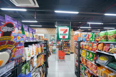 HO CHI MINH ŞEHRİ, VİETNAM - 28 Mart 2023: 7-Eleven market içi çekim.