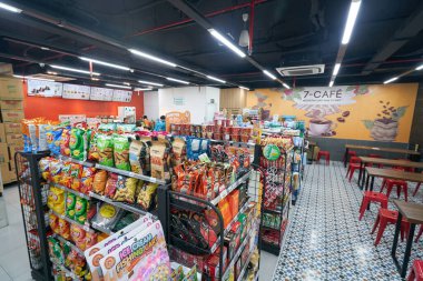 HO CHI MINH ŞEHRİ, VİETNAM - 28 Mart 2023: 7-Eleven market içi çekim.